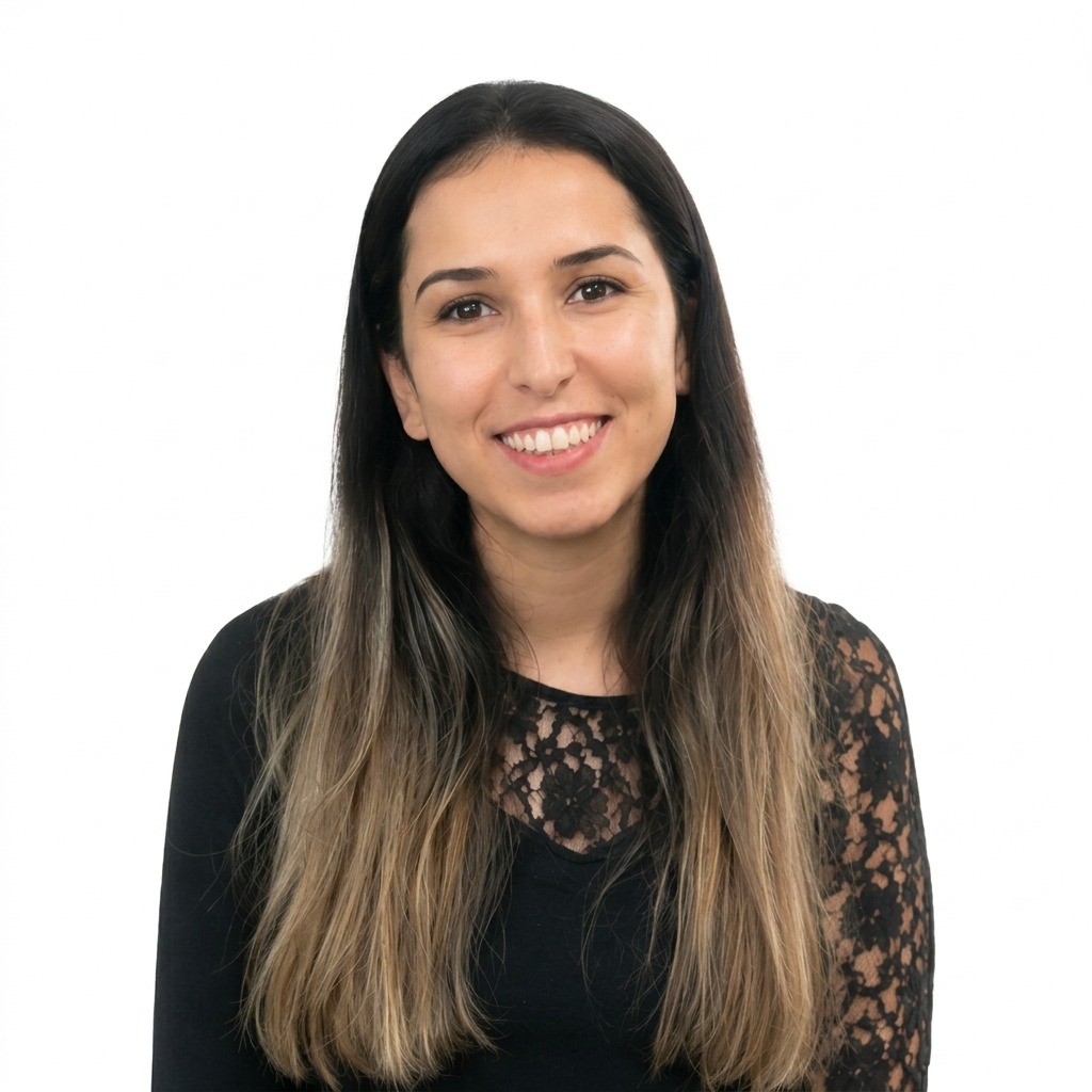 İngilizce eğitmeni ESRA GÜLOĞLU